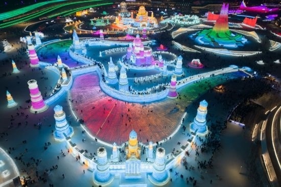 2024年1月1日，來自世界各地的游客在哈爾濱冰雪大世界園區(qū)內(nèi)游玩（無人機照片）。