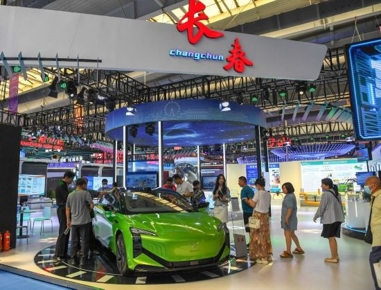 2023年8月23日，人們在第十四屆中國—東北亞博覽會上參觀一汽紅旗新能源車型。