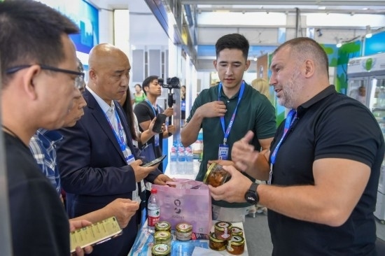 2023年8月23日，在第十四屆中國—東北亞博覽會東北亞商品館，俄羅斯參展商向參觀者介紹商品。
