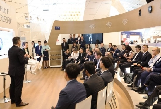 2024年6月26日，嘉賓在第十五屆夏季達沃斯論壇主會場——遼寧大連國際會議中心參與互動討論。