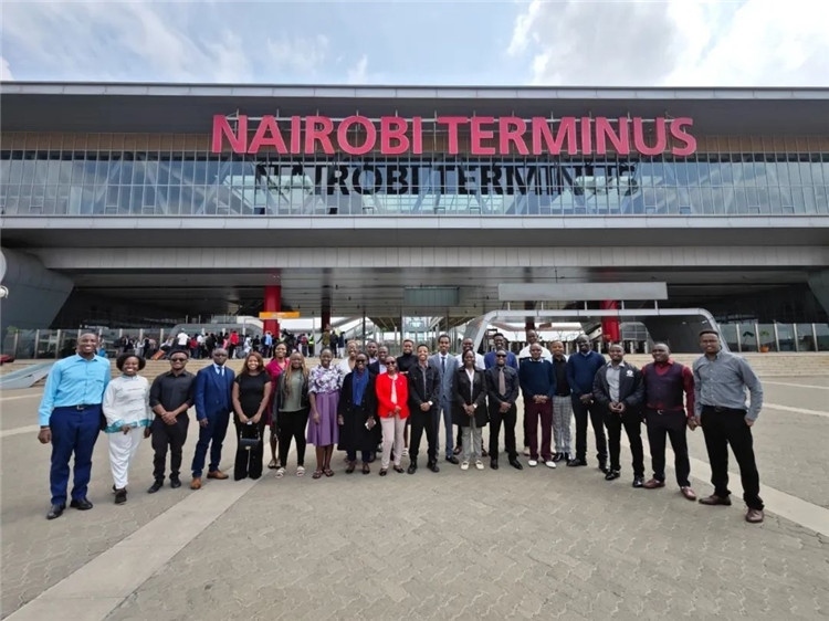 留學(xué)生們參訪中企承建的蒙內(nèi)鐵路。中國(guó)駐肯尼亞大使館供圖