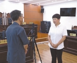 圖為全國(guó)人大代表玉明姬（右）詳細(xì)了解環(huán)境資源審判工作情況。劉思妤 攝