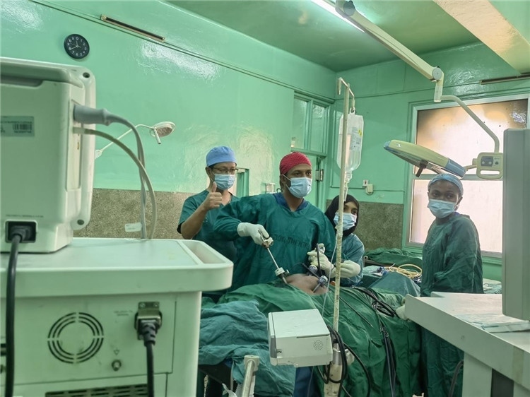 隊(duì)長蔣國慶（左一）關(guān)注當(dāng)?shù)蒯t(yī)生手術(shù)情況。中國援桑醫(yī)療隊(duì)供圖