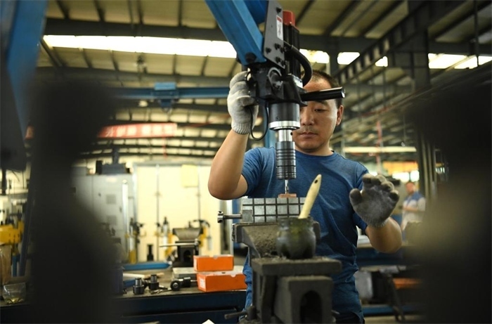 2024年7月30日，在長(zhǎng)春吉林通用機(jī)械（集團(tuán)）有限責(zé)任公司模具裝配生產(chǎn)線，鉗工在進(jìn)行攻絲操作。近年來，吉林通用機(jī)械（集團(tuán)）有限責(zé)任公司通過數(shù)字化改造、智能化升級(jí)提高生產(chǎn)效率，提升產(chǎn)業(yè)競(jìng)爭(zhēng)力，已成為全球鋁加工汽車輕量化零部件知名供應(yīng)商，為奧迪、大眾、寶馬、奔馳、保時(shí)捷等多家品牌主機(jī)廠供應(yīng)零件。新華社記者柳文惠攝