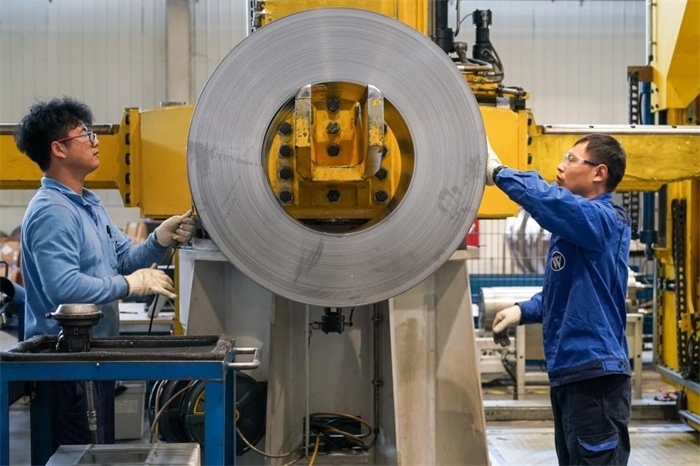 2023年3月16日，工人在位于太倉市高新區(qū)的威爾斯新材料（太倉）有限公司生產(chǎn)車間內(nèi)進(jìn)行加工作業(yè)。新華社記者李博攝