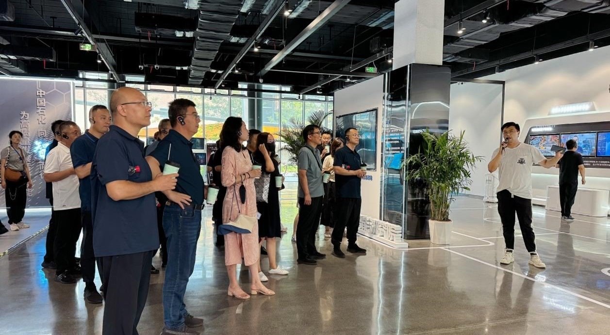 人民網(wǎng)“夢幻靈境”AI展演中心講解。人民網(wǎng) 王戰(zhàn)雄攝