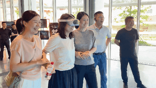 研學團成員正在用VR眼鏡體驗。人民網(wǎng) 王戰(zhàn)雄攝