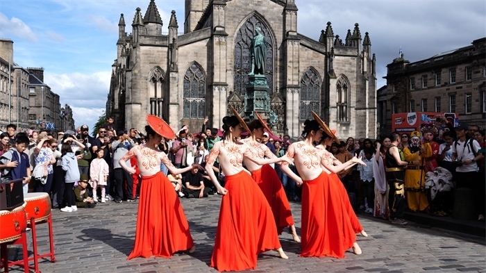 《長城魂》的演員在愛丁堡皇家一英里街頭演出。主辦方供圖