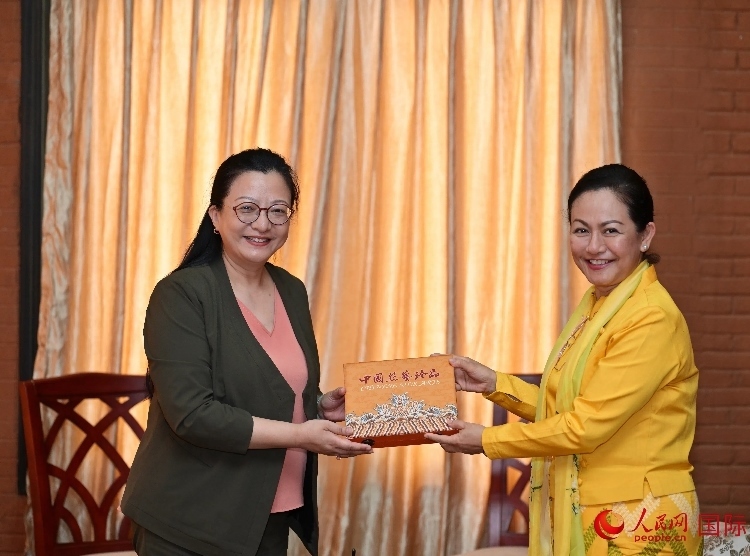 馬珈大使向岱岱楷部長(zhǎng)贈(zèng)送中國(guó)特色紀(jì)念品。人民網(wǎng)記者 謝佳君攝