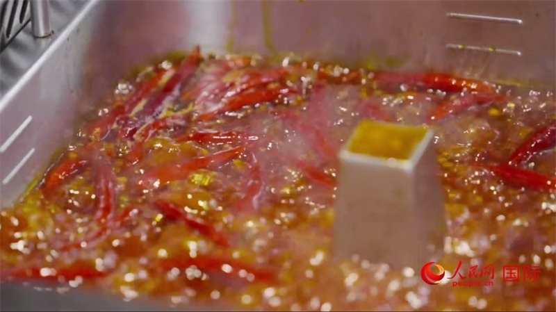 成都麻辣火鍋。人民網(wǎng)記者 張榮攝