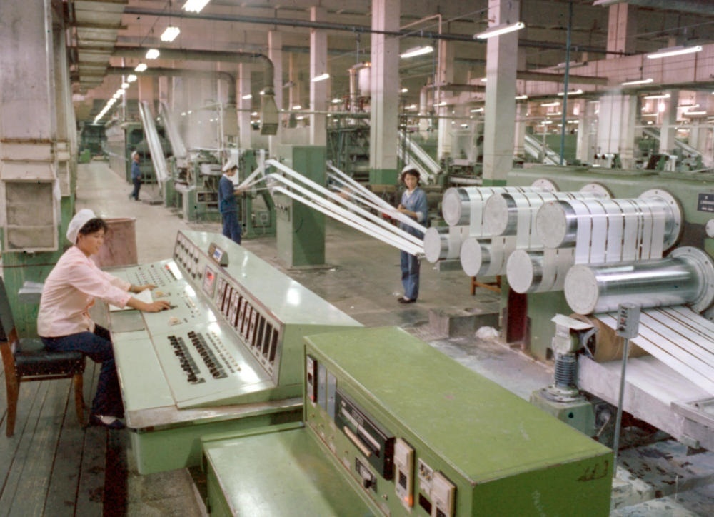 1981年，東北遼陽(yáng)石油化學(xué)纖維廠抽絲車間一角。新華社發(fā)