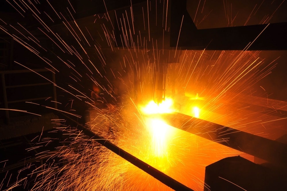 2015年3月10日，東北特鋼集團(tuán)大連基地生產(chǎn)的合金鋼連鑄坯進(jìn)行定尺切割。新華社發(fā)