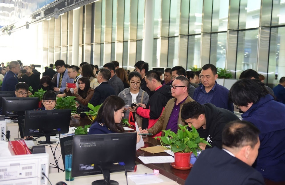2017年4月10日，中國(guó)（遼寧）自由貿(mào)易試驗(yàn)區(qū)沈陽(yáng)片區(qū)揭牌當(dāng)日，眾多企業(yè)咨詢注冊(cè)。新華社記者楊青攝