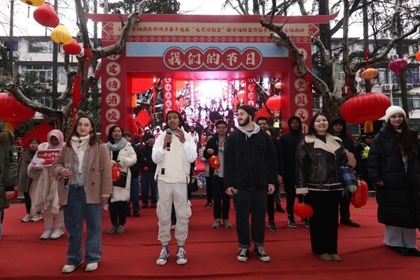 “熊貓叨叨”團(tuán)隊參加上海四平社區(qū)“元宵行街會”。