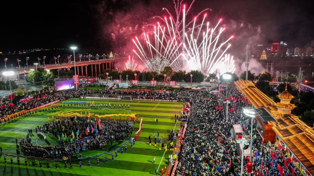 2024全國“村晚”示范展示活動暨貴州“村超村晚”舉行音樂煙花秀表演（無人機照片，2024年2月3日攝）。新華社記者 劉續(xù) 攝