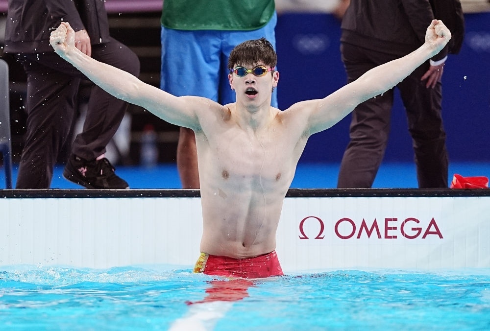 中國選手潘展樂在巴黎奧運會游泳男子100米自由泳決賽后慶祝奪冠及打破世界紀(jì)錄（2024年7月31日攝）。新華社記者 杜宇 攝