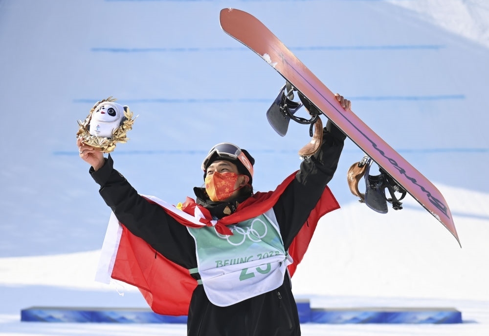 蘇翊鳴在北京2022年冬奧會單板滑雪男子大跳臺決賽奪冠后慶祝（2022年2月15日攝）。新華社記者 黃宗治 攝