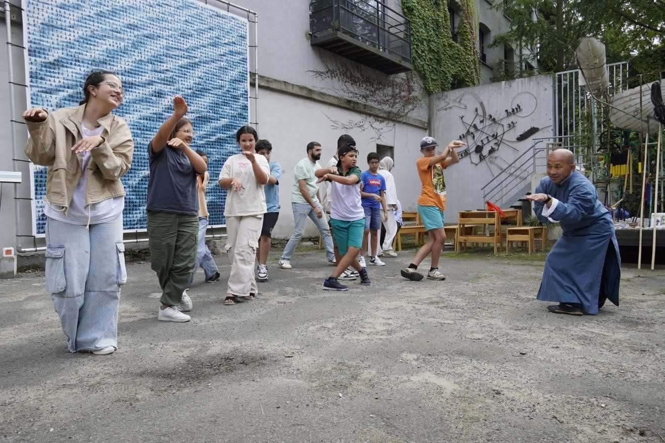 孩子們與魯汶大學(xué)武術(shù)老師，北少林長(zhǎng)拳傳人羅師傅學(xué)習(xí)中國(guó)功夫。比利時(shí)維他命文化傳媒供圖