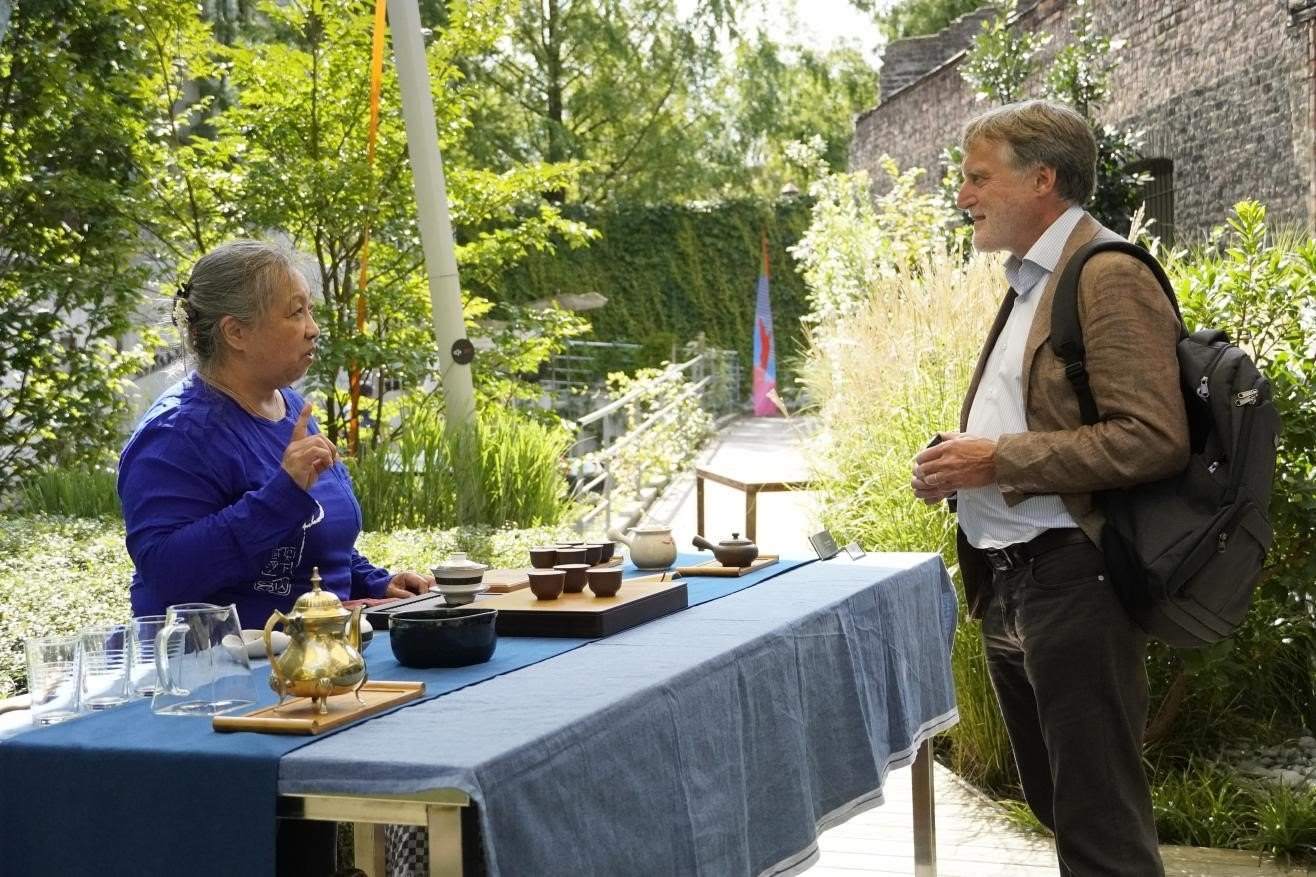在博物館的戶外花園來(lái)賓品味中國(guó)茶藝。比利時(shí)維他命文化傳媒供圖