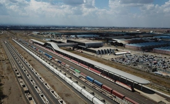 這是2023年9月在肯尼亞首都內(nèi)羅畢拍攝的蒙內(nèi)鐵路內(nèi)羅畢站（無(wú)人機(jī)照片）。新華社記者 韓旭 攝