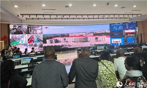 研討班一行在塔山煤礦參觀。人民網(wǎng) 曹欣悅攝