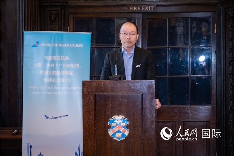 圖為中國(guó)南方航空倫敦營(yíng)業(yè)部總經(jīng)理陳珂致辭。人民網(wǎng) 郭錦標(biāo)攝