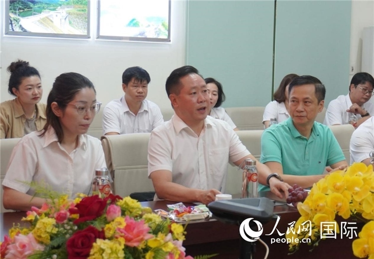 越中電力公司董事長李志雄（前排左二）介紹越南電力情況。葛沙莎攝