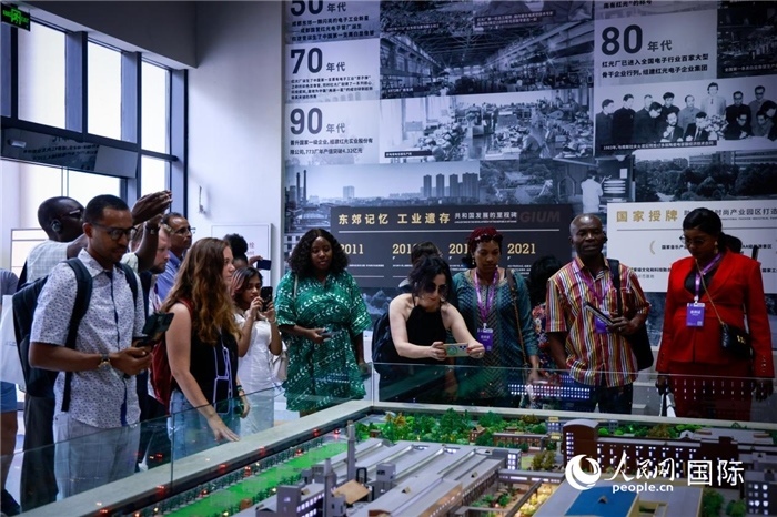 2024“一帶一路”媒體合作論壇聯(lián)合采訪調(diào)研行成員在東郊記憶園區(qū)參觀采訪。本報記者 伊霄攝