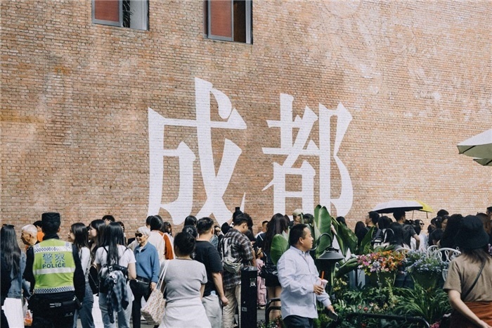 東郊記憶園區(qū)“成都墻”以巨大的“成都”字樣和獨特的藝術(shù)設(shè)計成為園區(qū)的網(wǎng)紅打卡地，吸引了眾多游客和市民前來參觀。資料圖片