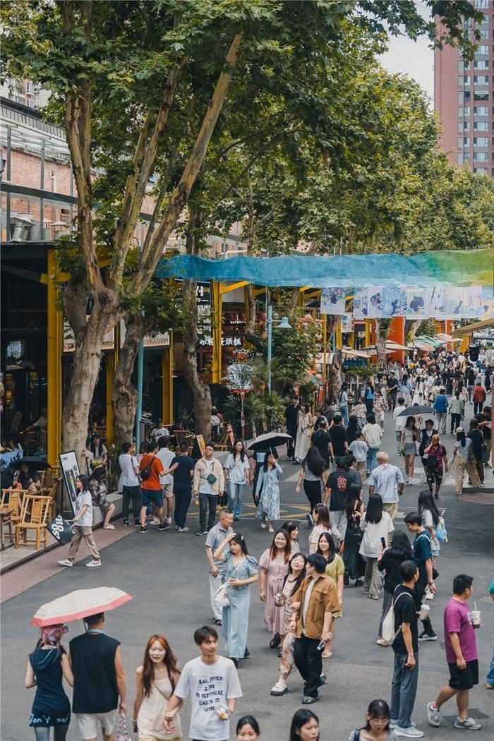 北街美食區(qū)是東郊記憶園區(qū)集美食、文化與休閑于一體的特色區(qū)域，為游客和當?shù)鼐用裉峁┝素S富多樣的餐飲選擇。資料圖片