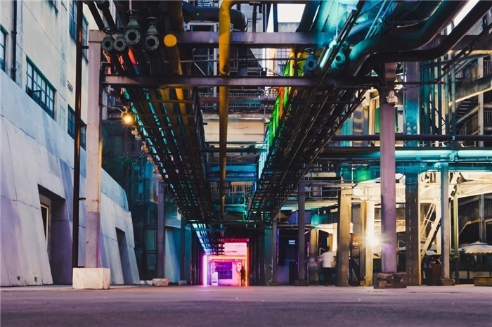 東郊記憶園區(qū)工業(yè)橫街完整地保留了園區(qū)的工業(yè)元素，如工業(yè)煙囪、動力管廊架和水塔等，形成了園區(qū)獨特的工業(yè)風景線。資料圖片