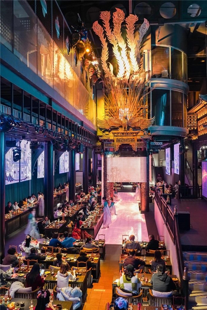 東郊記憶園區(qū)內(nèi)以蜀地文化為創(chuàng)作背景，溯源中國傳統(tǒng)宴飲儀禮打造的全景沉浸式漢文化主題餐秀。成都傳媒集團供圖