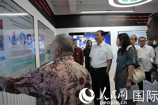 印尼對華合作牽頭人、統(tǒng)籌部長盧胡特（中）參觀中國—印尼新能源材料與冶金工程技術(shù)聯(lián)合研究實驗室。人民網(wǎng)記者曹師韻攝