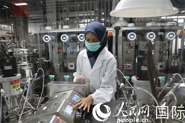 中國—印尼新能源材料與冶金工程技術(shù)聯(lián)合研究實驗室內(nèi)，研究人員正在工作。人民網(wǎng)記者曹師韻攝