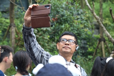媒體考察團(tuán)成員在熊貓谷拍照“打卡”。（李佩藺 攝）