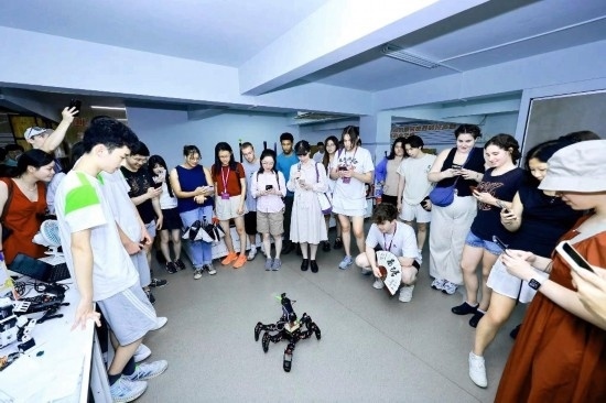8月25日，中外青年在浙江杭州觀看機(jī)器人表演。新華社發(fā)（清華大學(xué)供圖）