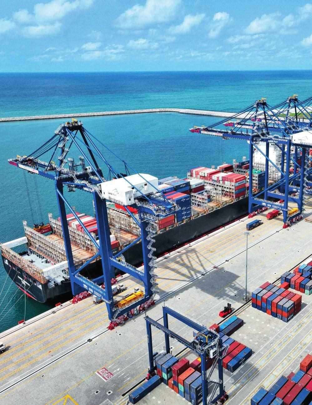 由中國港灣工程有限責(zé)任公司承建的尼日利亞萊基深水港位于中尼合作建設(shè)的拉各斯萊基自貿(mào)區(qū)內(nèi)，是尼日利亞首個現(xiàn)代化深水港和最大港口。圖為一艘貨輪在尼日利亞拉各斯萊基深水港裝卸集裝箱（2024 年 3 月 11 日攝）萊基港公司供圖
