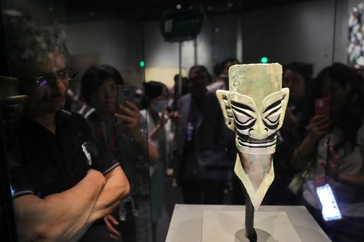 8月31日，亞洲媒體考察團參訪三星堆博物館?！吨袊?jīng)濟周刊》記者肖翊攝