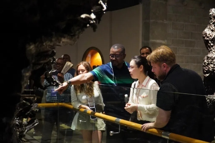 2024“一帶一路”媒體合作論壇聯(lián)合采訪調(diào)研行成員在樂山烏木文化博覽苑調(diào)研采訪。人民網(wǎng)記者 趙祖樂攝