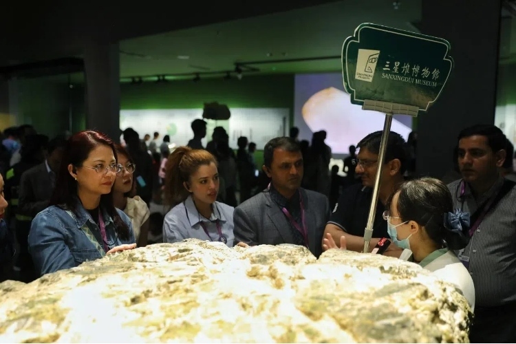 8月31日，亞洲媒體考察團參訪三星堆博物館。左一為馬來西亞《星報》首席商務(wù)官莉迪婭·王?！吨袊?jīng)濟周刊》記者肖翊攝