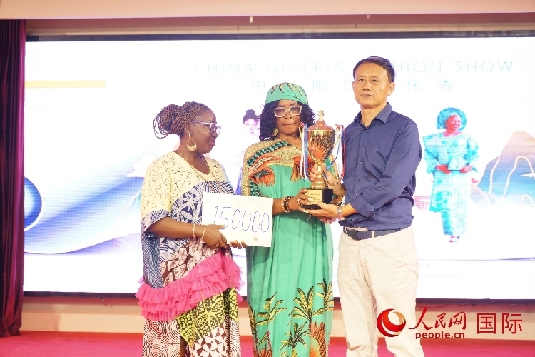 中國駐尼日利亞使館文化參贊兼中國文化中心主任李旭大（右）為最佳表現(xiàn)獎頒獎（中）。人民網(wǎng)記者 姜宣攝