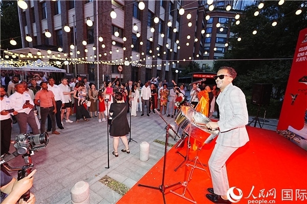 來(lái)自特多的藝術(shù)家在慶祝儀式上表演特多鋼鼓。人民網(wǎng)記者 趙益普攝