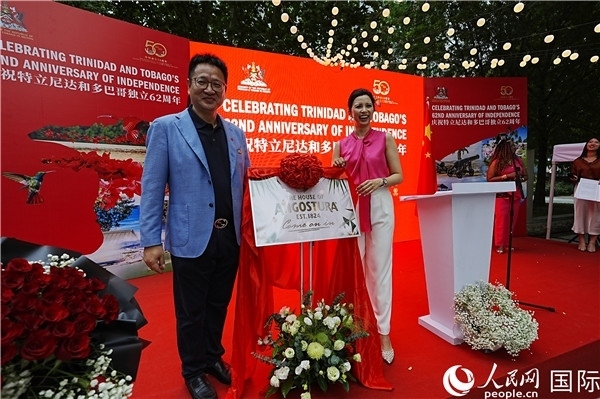 當(dāng)天的慶祝儀式上，還舉行了特多著名酒品牌安高天娜回歸中國(guó)市場(chǎng)的揭幕儀式。人民網(wǎng)記者 趙益普攝