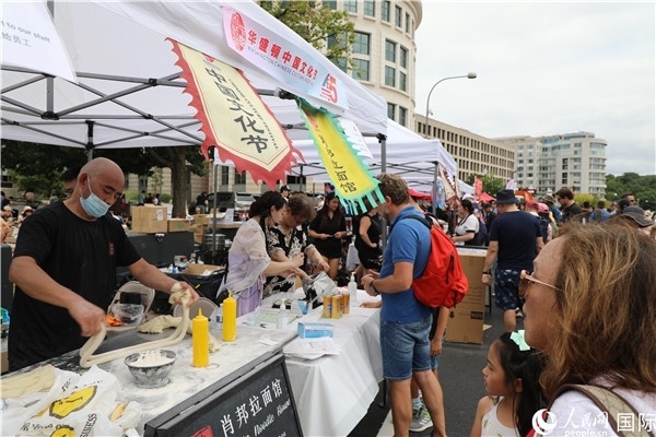 3、活動現(xiàn)場設(shè)置了眾多展臺。 人民網(wǎng)記者 李志偉攝