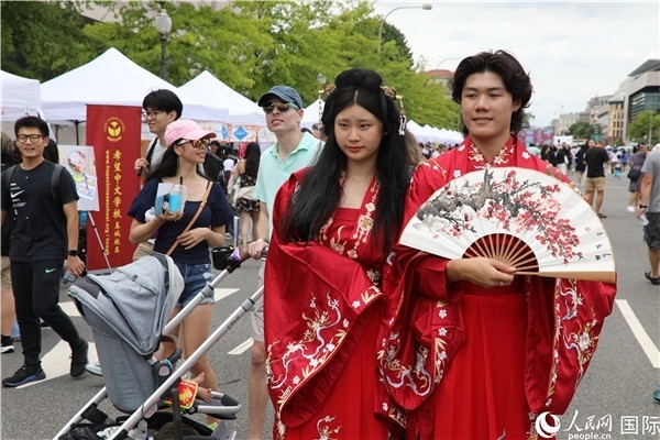 5、當(dāng)?shù)厝A僑華人身穿漢服參加文化節(jié)。 人民網(wǎng)記者 李志偉攝