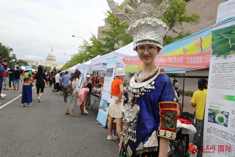 在第22屆美國(guó)華盛頓“中國(guó)文化節(jié)”上，一名當(dāng)?shù)孛癖娚泶┲袊?guó)少數(shù)民族服飾。人民網(wǎng)記者 李志偉攝