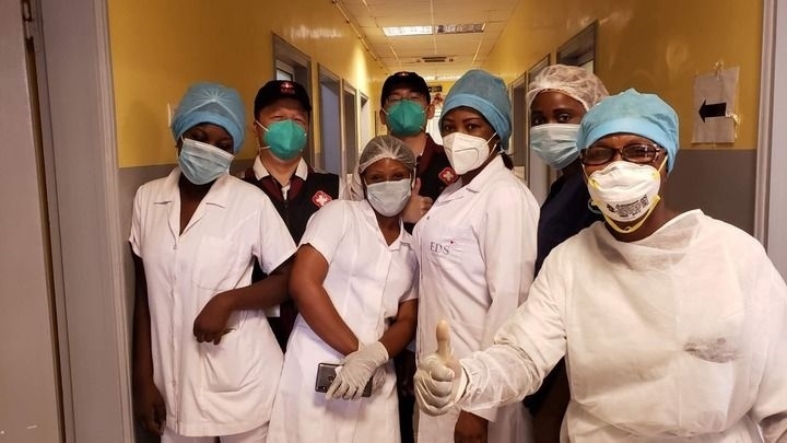 2020年5月26日，中國抗疫醫(yī)療專家組在剛果（布）首都布拉柴維爾指導新冠肺炎病房建設時，與當地一線醫(yī)務人員合影。新華社發(fā)