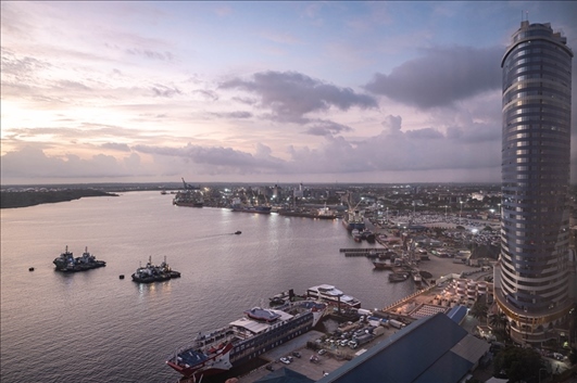 這是2023年12月29日拍攝的日出時(shí)分的坦桑尼亞達(dá)累斯薩拉姆港。新華社記者 王冠森 攝