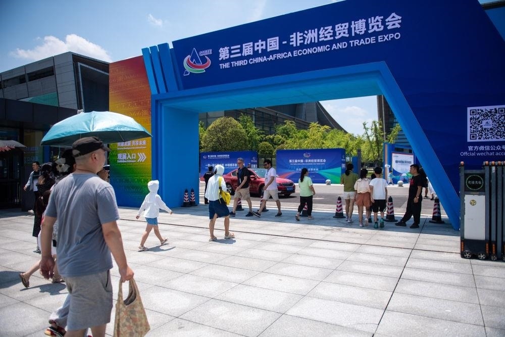 △2023年7月，在湖南長沙國際會展中心，觀眾進(jìn)入中非經(jīng)貿(mào)博覽會展會現(xiàn)場。