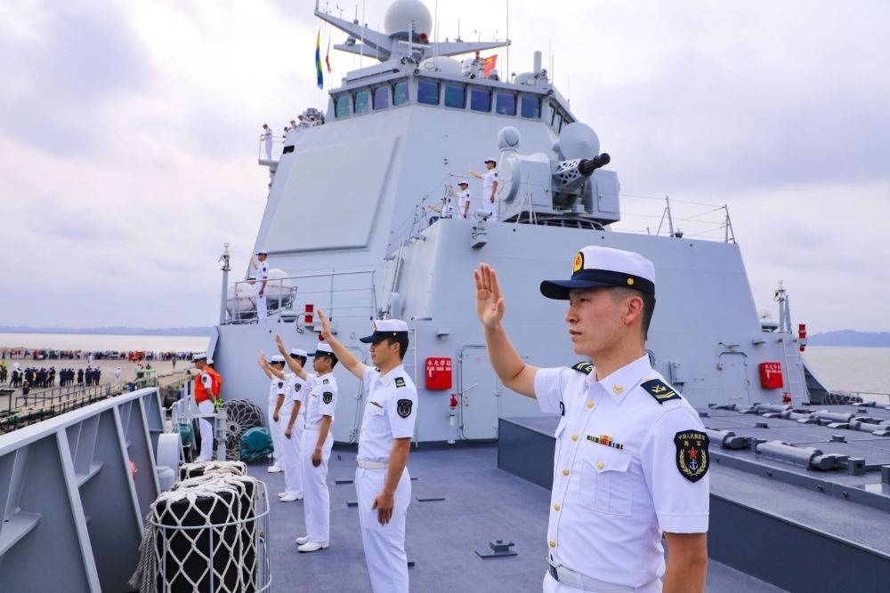 2023年7月8日，中國海軍第43批護航編隊官兵向加蓬利伯維爾奧文多港碼頭的歡迎人群揮手致意。中國海軍第43批護航編隊抵達加蓬利伯維爾，開始對加蓬進行為期4天的友好訪問。